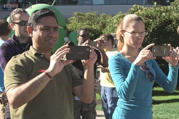 nexus5- at the launch of Android KitKat lawn statue 